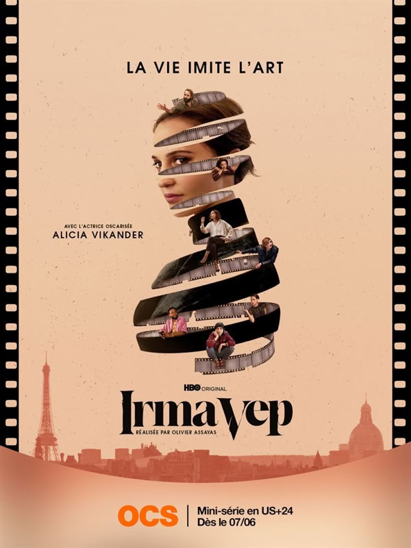 Affiche avec une silhouette composée de bandes de film montrant diverses scènes, texte en haut et en bas, fond beige avec silhouettes de bâtiments en bas.